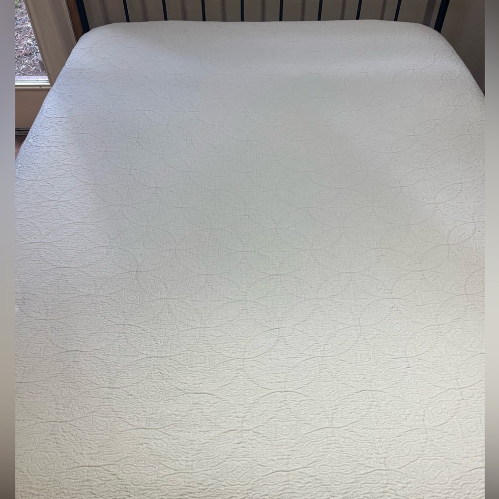 Vintage White/Light Cream Quilt Coverlet 79x87 | Scalloped Edge - Picture 2 of 10